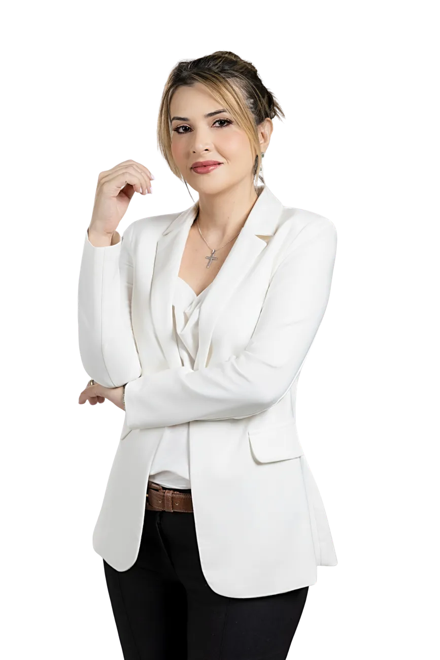 Carol Molinari em pose elegante, com crucifixo