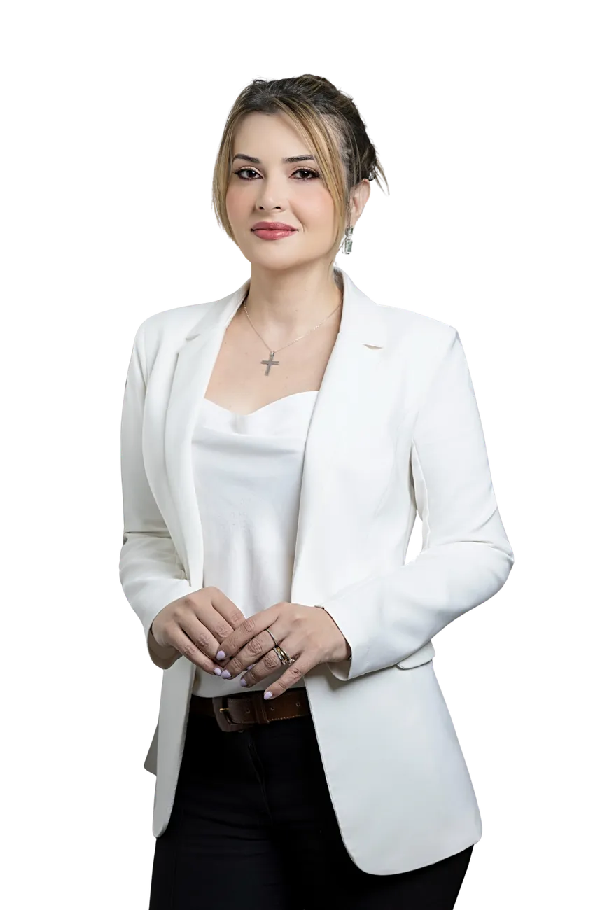 Carol Molinari, com crucifixo, em traje social branco